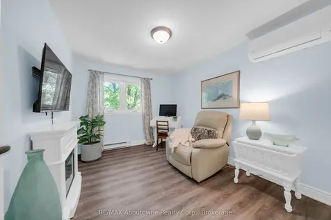 1270 Gainsborough Drive Oakville ON M9A 0E1