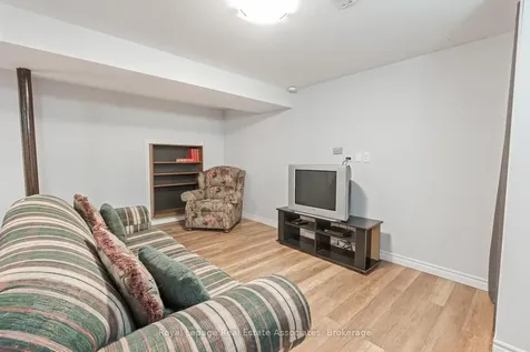 17 Metcalfe Court Halton Hills ON L7G 4N7