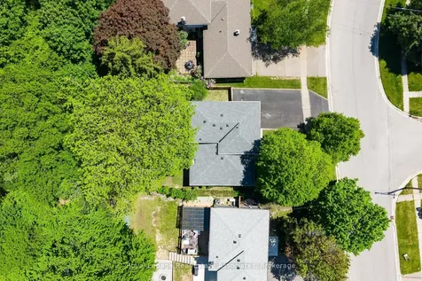 17 Metcalfe Court Halton Hills ON L7G 4N7