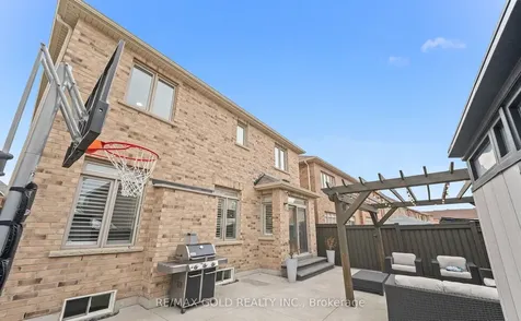 9 Fringetree Road Brampton ON L6R 0B6