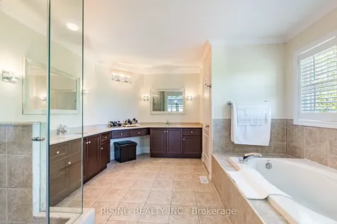 112 Great Lakes Boulevard Oakville ON L6L 6W5