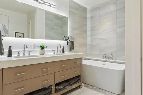 123 Maurice Drive Oakville ON L6K 2W6