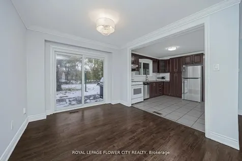 60 Lexington Avenue Toronto ON M9V 2G8