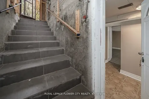 60 Lexington Avenue Toronto ON M9V 2G8