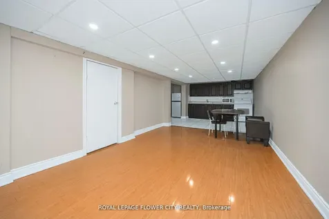 60 Lexington Avenue Toronto ON M9V 2G8
