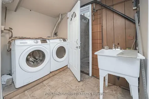 60 Lexington Avenue Toronto ON M9V 2G8