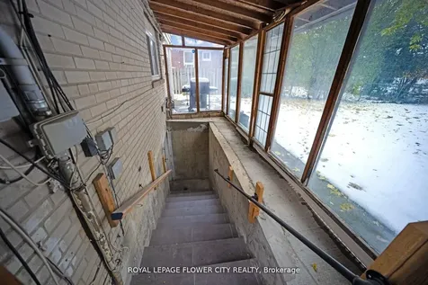 60 Lexington Avenue Toronto ON M9V 2G8