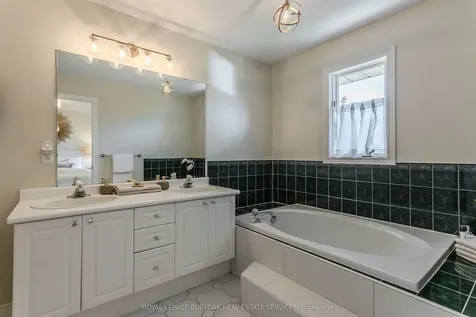 4153 Arbourfield Drive Burlington ON L7M 4A7