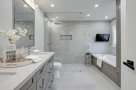 5936 Bell Harbour Drive Mississauga ON L5M 5K7