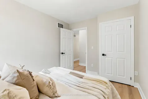 1553 Newlands Crescent Burlington ON L7M 1P1