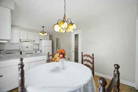 25 Islay Court Toronto ON M9M 1V4