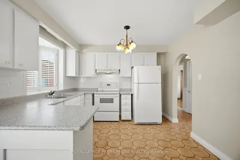 25 Islay Court Toronto ON M9M 1V4