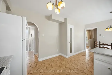 25 Islay Court Toronto ON M9M 1V4