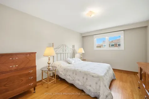 25 Islay Court Toronto ON M9M 1V4