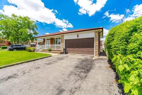 25 Islay Court Toronto ON M9M 1V4