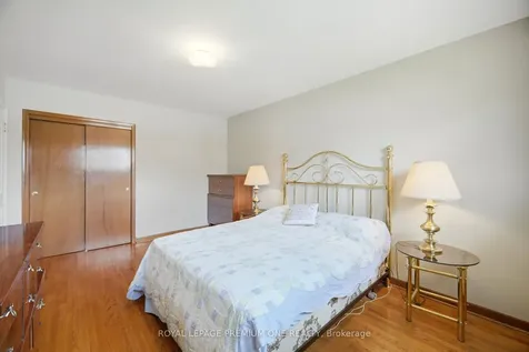 25 Islay Court Toronto ON M9M 1V4