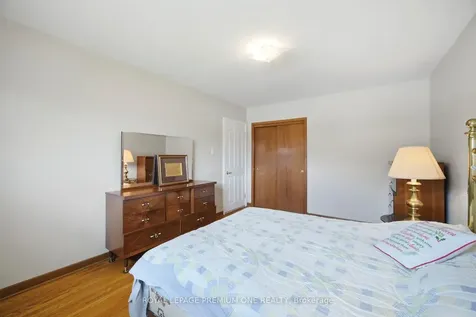 25 Islay Court Toronto ON M9M 1V4