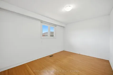 25 Islay Court Toronto ON M9M 1V4