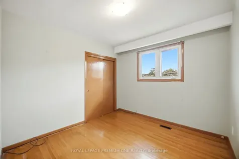 25 Islay Court Toronto ON M9M 1V4