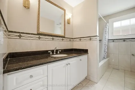 25 Islay Court Toronto ON M9M 1V4