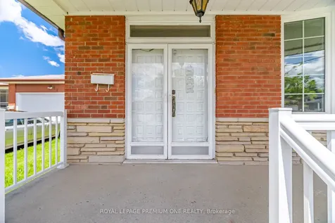 25 Islay Court Toronto ON M9M 1V4