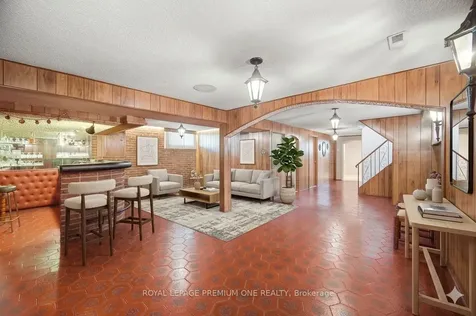 25 Islay Court Toronto ON M9M 1V4