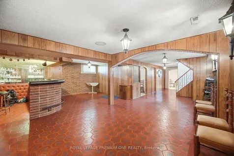 25 Islay Court Toronto ON M9M 1V4