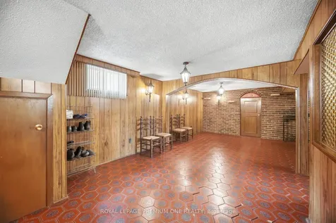 25 Islay Court Toronto ON M9M 1V4
