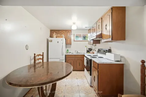 25 Islay Court Toronto ON M9M 1V4