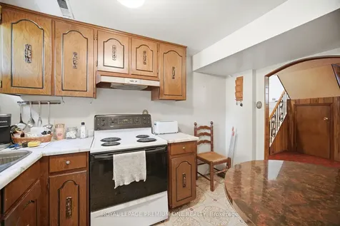 25 Islay Court Toronto ON M9M 1V4