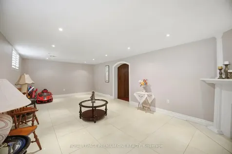 25 Islay Court Toronto ON M9M 1V4