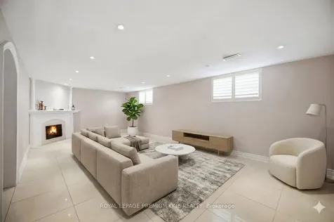 25 Islay Court Toronto ON M9M 1V4
