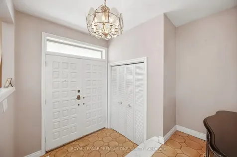 25 Islay Court Toronto ON M9M 1V4