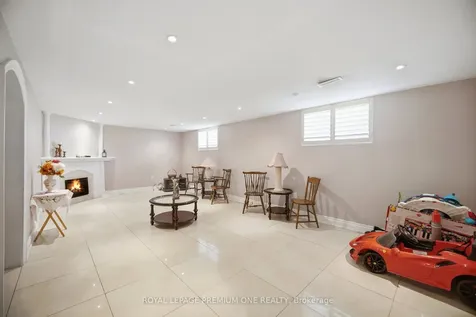 25 Islay Court Toronto ON M9M 1V4