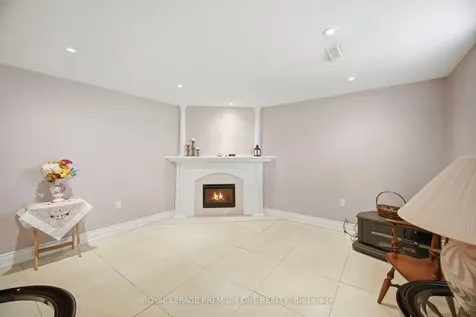 25 Islay Court Toronto ON M9M 1V4