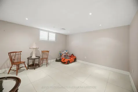 25 Islay Court Toronto ON M9M 1V4