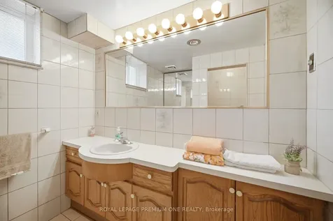 25 Islay Court Toronto ON M9M 1V4