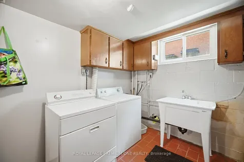 25 Islay Court Toronto ON M9M 1V4