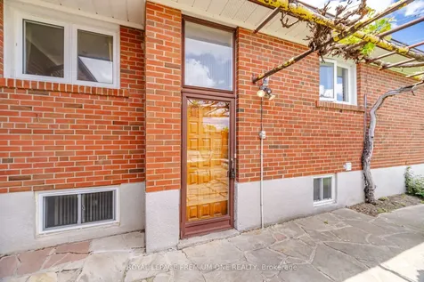 25 Islay Court Toronto ON M9M 1V4