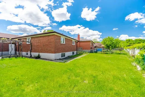 25 Islay Court Toronto ON M9M 1V4