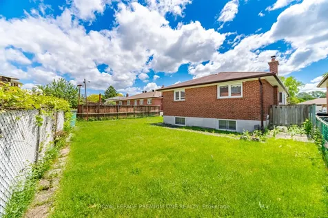 25 Islay Court Toronto ON M9M 1V4