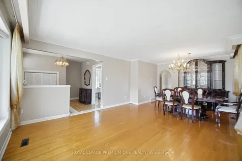 25 Islay Court Toronto ON M9M 1V4