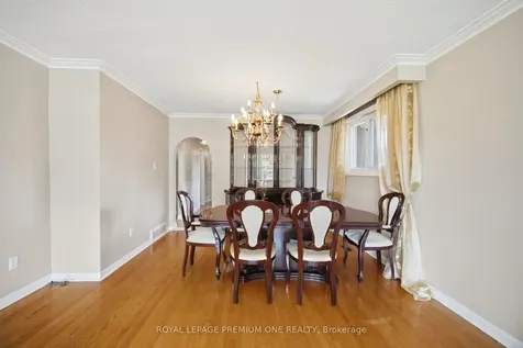 25 Islay Court Toronto ON M9M 1V4