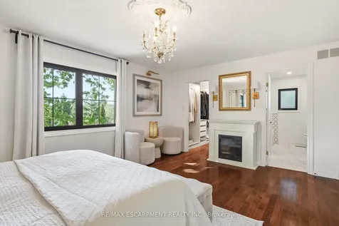 329 Plains Road W Burlington ON L7T 1G1