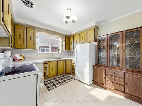86 Whitburn Crescent Toronto ON M3M 2S4