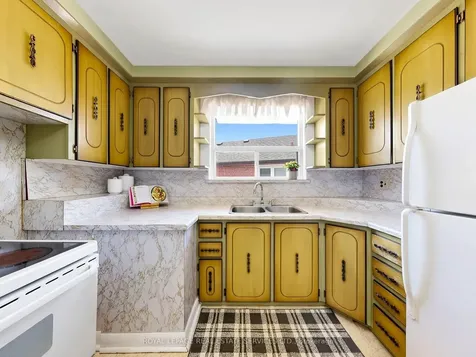 86 Whitburn Crescent Toronto ON M3M 2S4