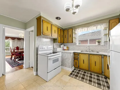 86 Whitburn Crescent Toronto ON M3M 2S4