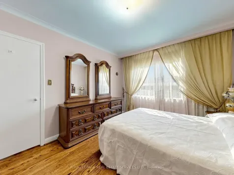 86 Whitburn Crescent Toronto ON M3M 2S4