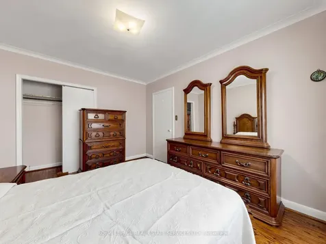 86 Whitburn Crescent Toronto ON M3M 2S4