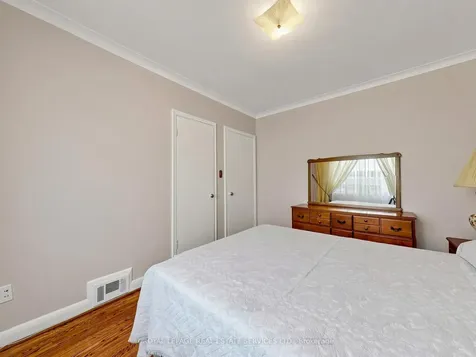 86 Whitburn Crescent Toronto ON M3M 2S4